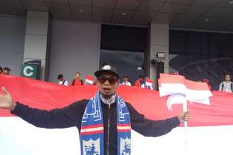 DiriGen Aremania, Yuli Sugianto alias Yuli Sumpil, hendak mendukung tim nasional Indonesia untuk partai kontra Thailand pada Grup A Piala AFF 2016 di Philippine Sports Stadium, 19 November 2016.