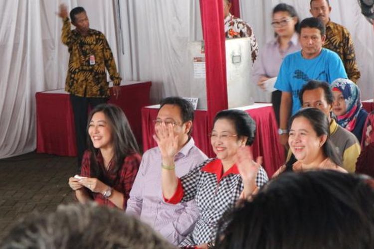 Ketua Umum DPP PDI-P Megawati Soekarnoputri nyoblos di TPS 027 Kebagusan, Jakarta, Rabu (15/2/2017)