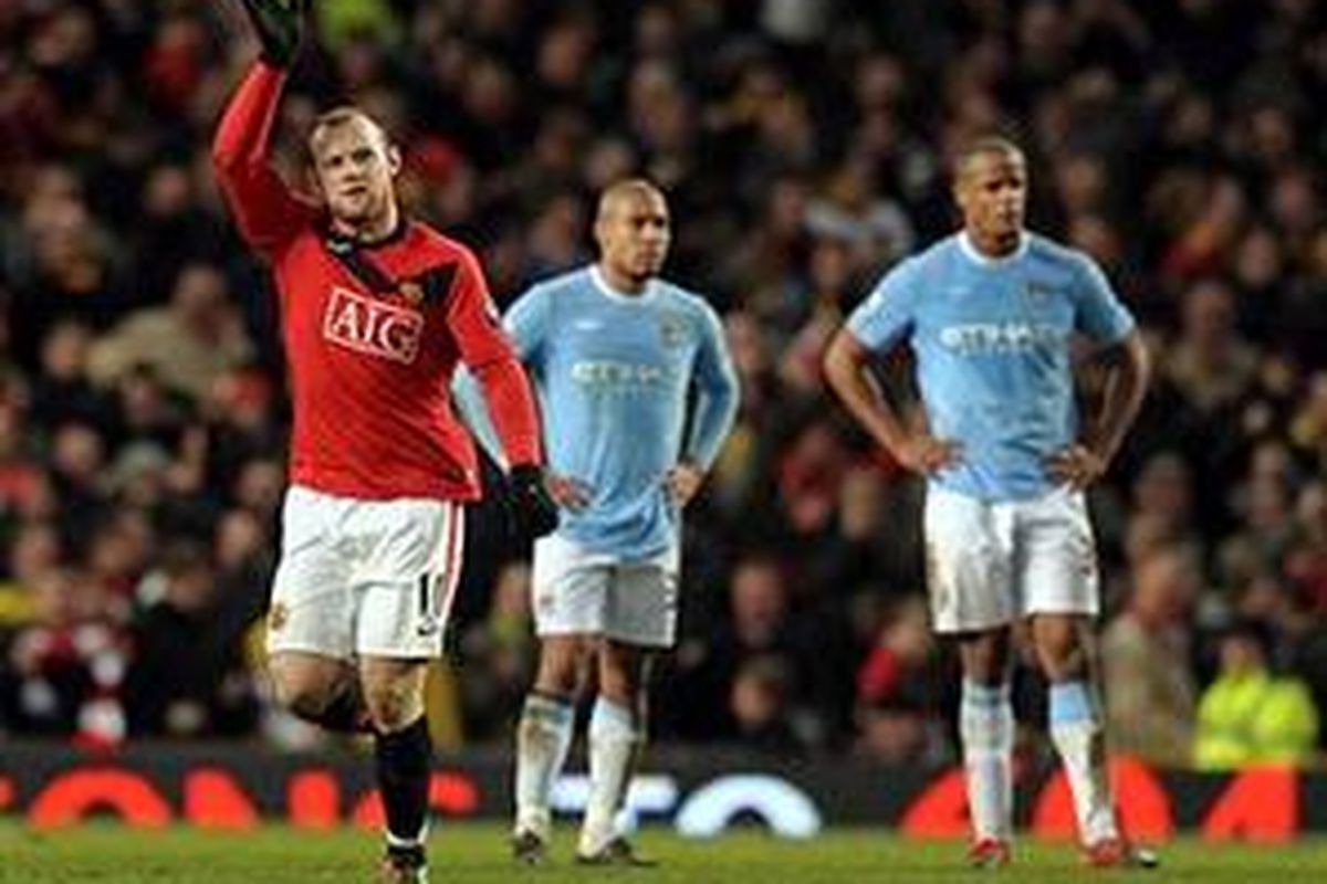 Striker Manchester United melambaikan tangan usai mencetak gol kemenangan atas Manchester City di semifinal Piala Carling, Rabu (27/1/2010).