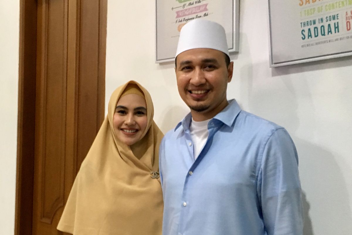 Artis peran Kartika Putri bersama suaminya, Habib Usman bin Yahya saat ditemui di kediamannya di kawasan Cinere, Jakarta Selatan, Senin (21/10/2019).