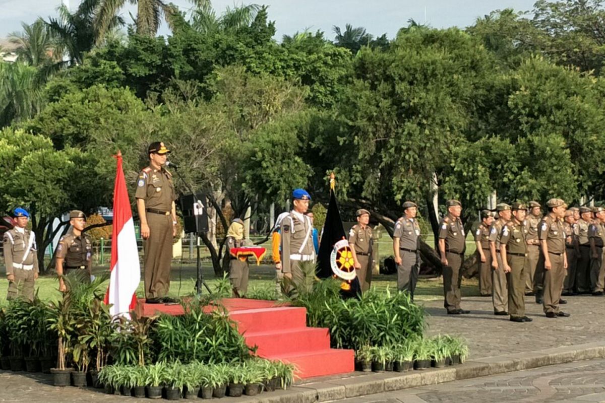 Gubernur DKI Jakarta Anies Baswedan memimpin apel rotasi anggota Satpol PP DKI Jakarta, di Monas, Jumat (29/12/2017). 