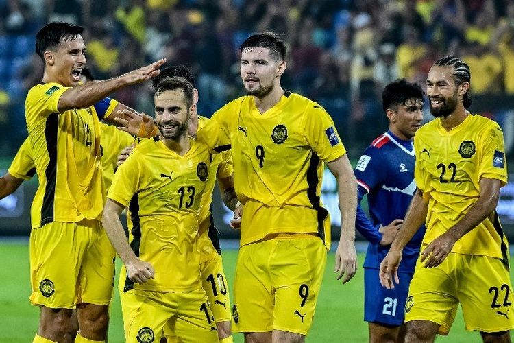 Pemain naturalisasi Timnas Malaysia, Hector Hevel (nomor 13), merayakan gol bersama rekan-rekannya pada laga Kualifikasi Piala Asia 2027 kontra Nepal di Stadion Sultan Ibrahim di Johor pada 25 Maret 2025.