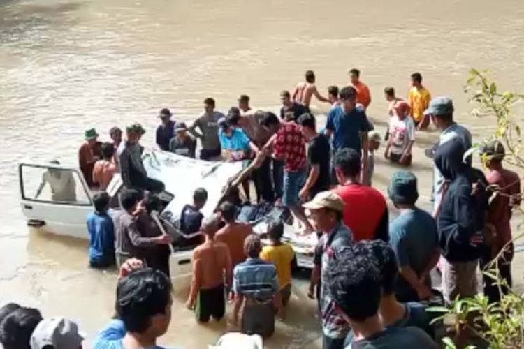 Sebuah minibus di Kabupaten Bone, Sulawesi Selatan jatuh ke sungai akibat jembatan jebol dan mengakibatkan dua korban tewas. Jumat, (17/12/2021).