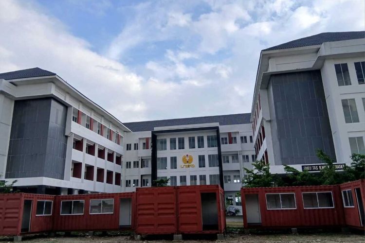 Pembangunan ruang kelas kontainer di Kampus 2 Unsika, Karawang, Jawa Barat, Sabtu (14/12/2024).