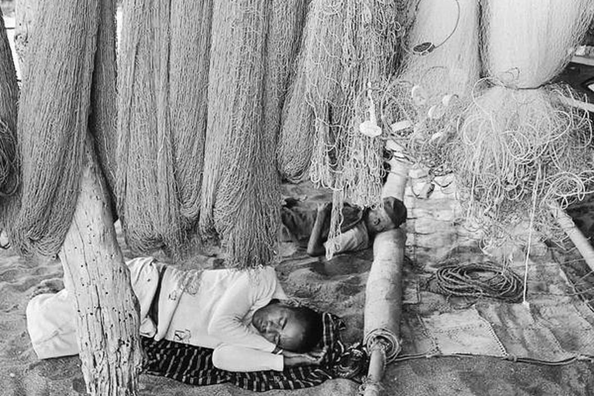 Nelayan terlelap di bawah jaring saat menunggu kabar keberadaan paus di tepi Pantai Lamarela, Wulandoni, Lembata, Nusa Tenggara Timur, Minggu (2/5). Sejak tahun 2007, tangkapan paus di kawasan tersebut mulai tidak menentu, dengan hasil tangkapan yang makin sedikit.