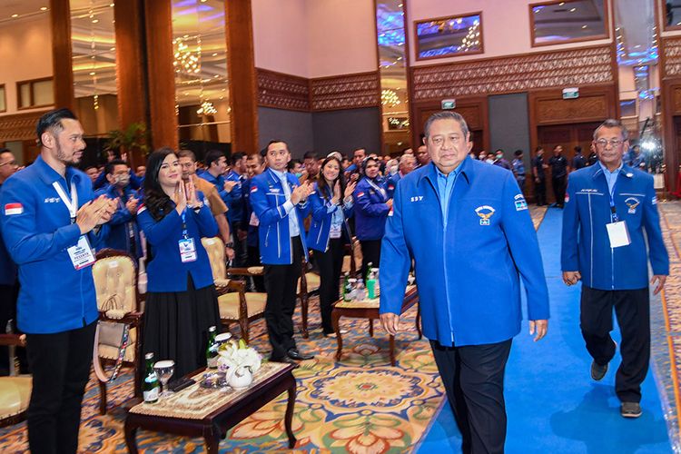 Ketua Umum Partai Demokrat, Susilo Bambang Yudhoyono (kedua kanan) berjalan memasuki ruangan saat pembukaan Kongres V Partai Demokrat di Jakarta, Minggu (15/3/2020). Kongres tersebut bertemakan Harapan Rakyat, Perjuangan Demokrat.