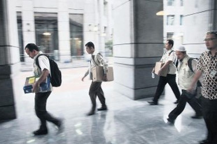 Penyidik KPK membawa sejumlah barang dari penggeledahan yang dilakukan di Kantor Bank Indonesia, Jakarta, Rabu (26/6/2013), terkait kasus Bank Century. 