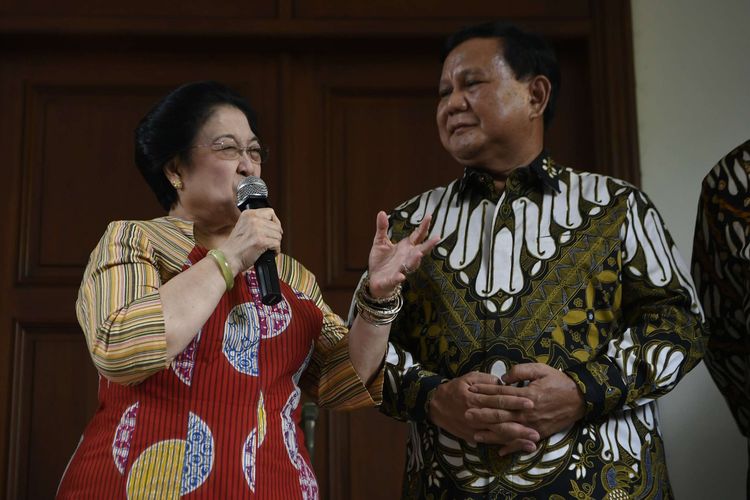 Ketua Umum PDI Perjuangan Megawati Soekarnoputri (tengah) dan Ketua Umum Partai Gerindra Prabowo Subianto (kanan) disaksikan Politikus PDI Perjuangan yang juga Menko PMK Puan Maharani (kiri) menyampaikan keterangan pers usai pertemuan tertutup di Jakarta, Rabu (24/7/2019). Pertemuan kedua tokoh nasional bersama sejumlah elit Partai Gerindra dan PDI Perjuangan tersebut dalam rangka silaturahmi pasca Pemilu Presiden 2019.