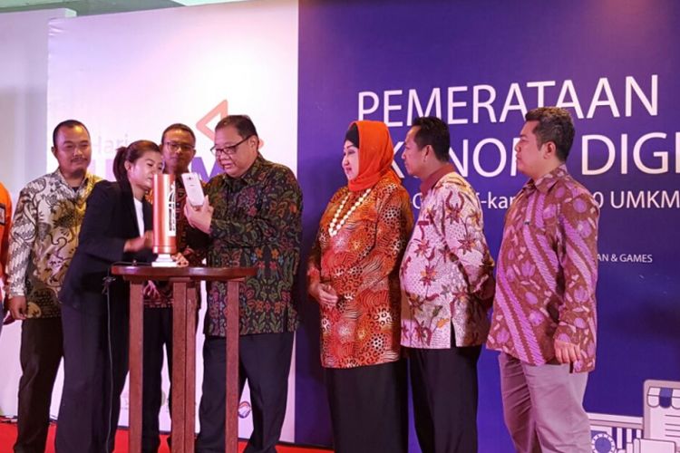 Menteri Koperasi (Menkop) dan UKM Puspayoga saat meresmikan hari UMKM Online Nasional di Gedung Smesco, Jakarta, Jumat (31/03/2017).