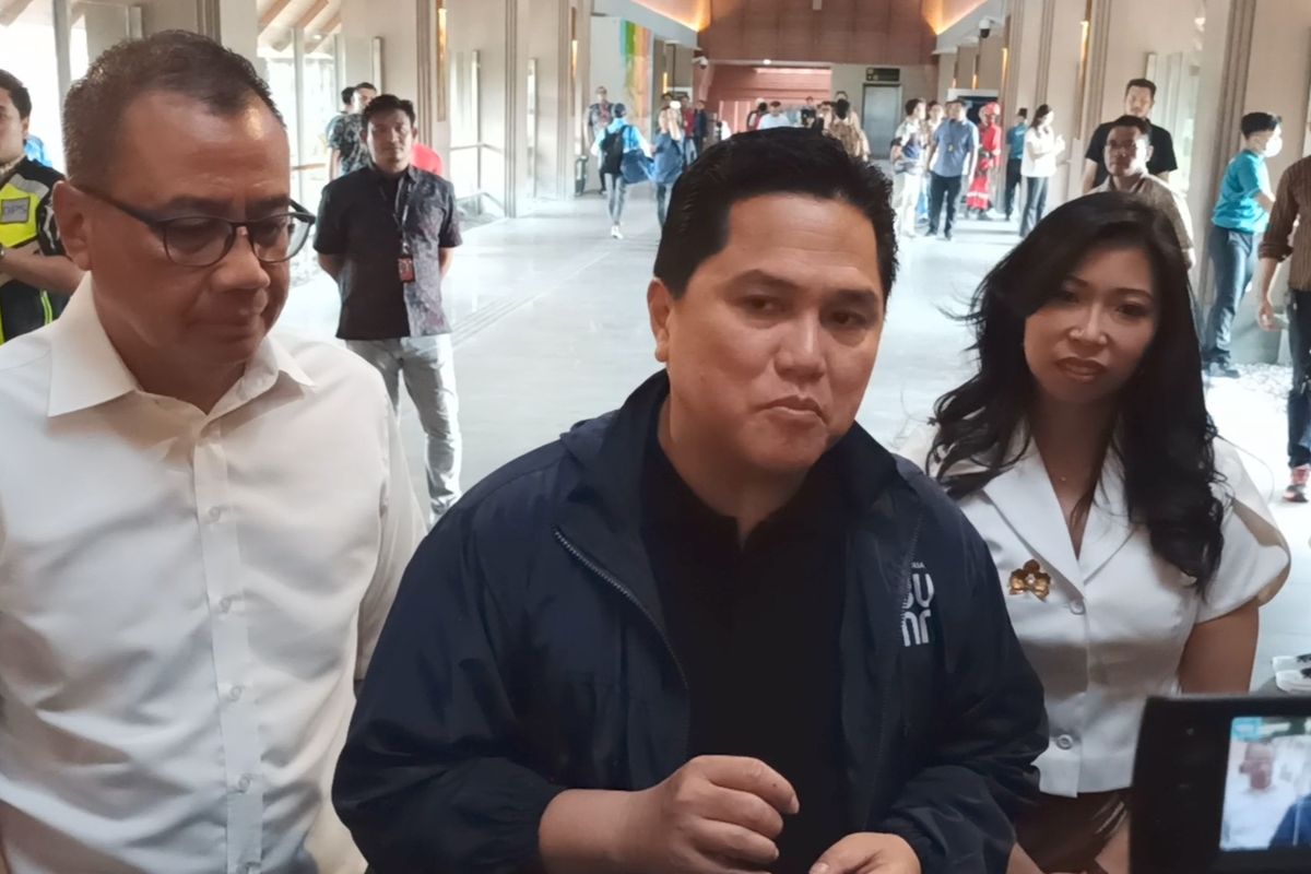 Ketua Umum PSSI, Erick Thohir, saat menjelaskan kans tim nasional Indonesia lolos Piala Dunia 2026 di Bandara I Gusti Ngurah Rai, Bali, pada Kamis (21/11/2024). KOMPAS.com/ Yohanes Valdi Seriang Ginta