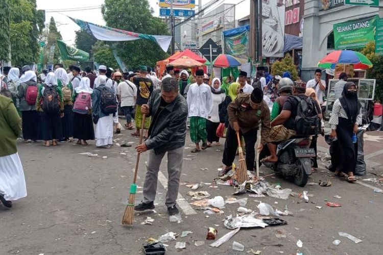 Pembersihan sampah harlah Nahdlatul Ulama di Kabupaten Sidoarjo. 