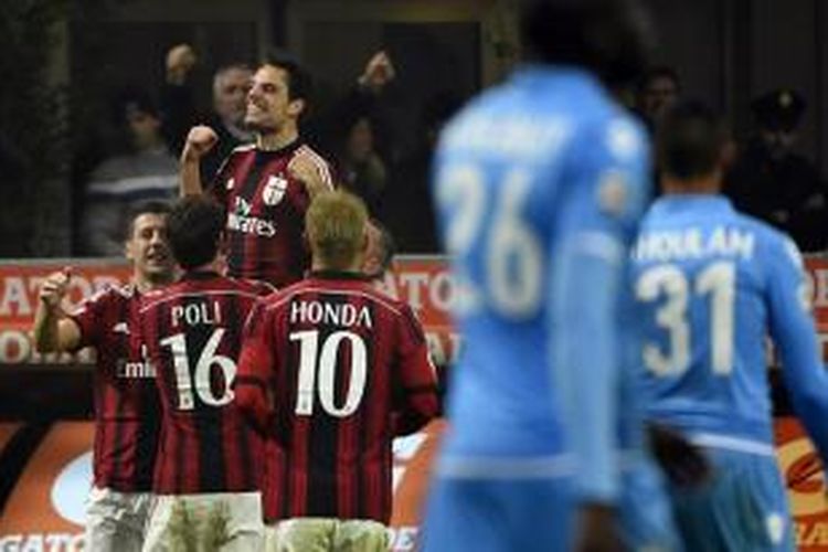 Para pemain AC Milan merayakan gol ke gawang Napoli pada laga Serie-A di San Siro, Milan, Minggu (14/12/2014).
