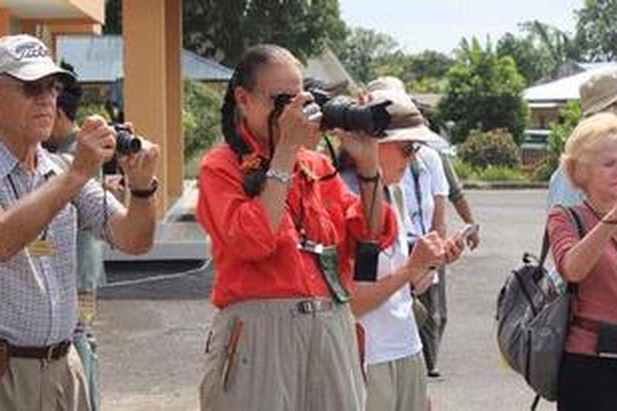 Rangkaian acara kedatangan wisatawan mancanegara yang menggunakan kapal Clipper Odyssey di Belitung, Bangka Belitung, Jumat (18/1/2013). Kapal berlabuh di dermaga Desa Pegantungan, Kecamatan Badau, Kabupaten Belitung. Para wisatawan disambut Bupati Belitung, Darmansyah Husein kemudian mengunjungi rumah dinas bupati, rumah adat Belitung, serta pantai wisata Tanjung Tinggi dan Tanjung Kelayang. Sebelumnya, para wisatawan disuguhkan tarian tradisional Belitung berupa barongsai, kuda lumping, tari selamat datang, Buang Jong, dan tari Balitung.