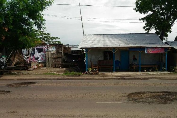 Kondisi terkini salah satu jalan di Jalur Pantura di Desa Eretan Kulon, Kabupaten Indramayu.