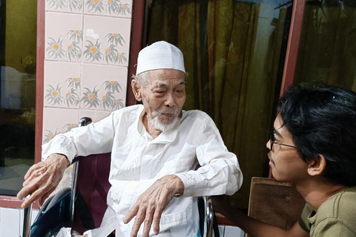 Engkong Usman, pejuang kemerdekaan asal Bekasi yang hingga kini masih lancar untuk diajak berkomunikasi. Beliau diketahui merupakan salah satu pejuang kemerdekaan yang kini berumur lebih dari satu abad.