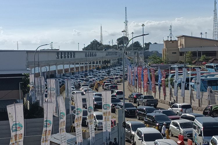 Antrean kendaraan di dermaga 6 atau eksekutif Pelabuhan Merak yang menjadi favorit pemudik untuk menyebrang ke Sumatera, Senin (8/4/2024).