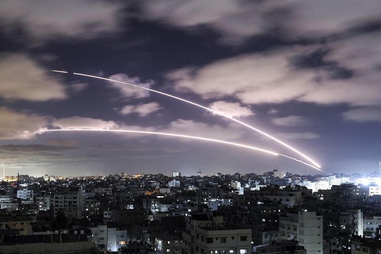Roket diluncurkan ke arah Israel dari Kota Gaza, yang dikendalikan oleh gerakan Hamas Palestina, pada 18 Mei 2021, di tengah maraknya kekerasan Israel-Palestina. 