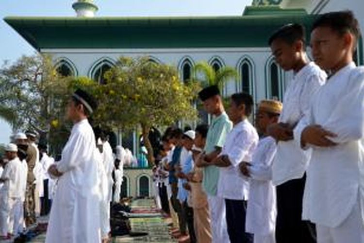 Ratusan jamaah melaksanakan shalat istisqha atau minta hujan di halaman Masjid Al Munawwar Kota Ternate, Maluku Utara