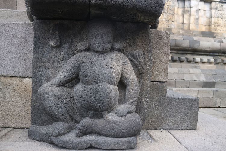 Arca Gana, merupakan penopang dari Candi Mendut. Menurut sejarah, ia adalah anak buah Syiwa yang ditugaskan untuk menopang alam semesta.