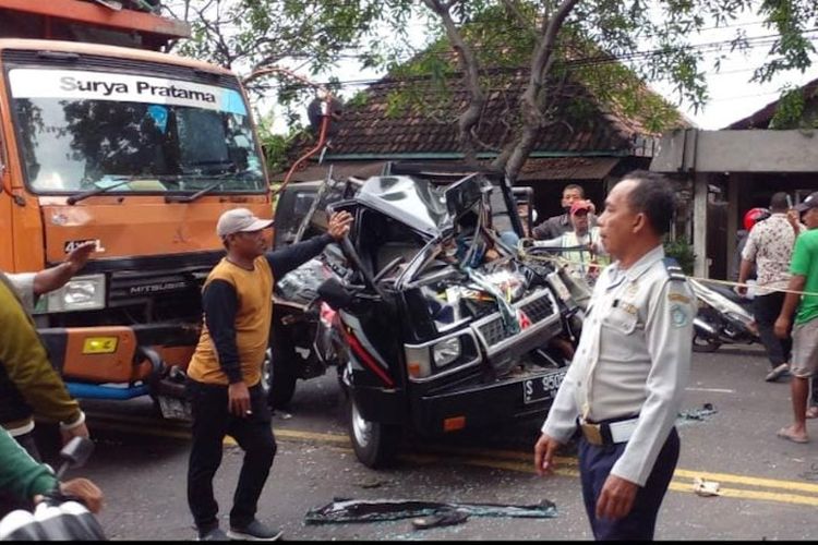Proses evakuasi terhadap kendaraan yang sempat terlibat tabrakan beruntun di Jalan Jaksa Agung, Lamongan, Selasa (11/10/2022).