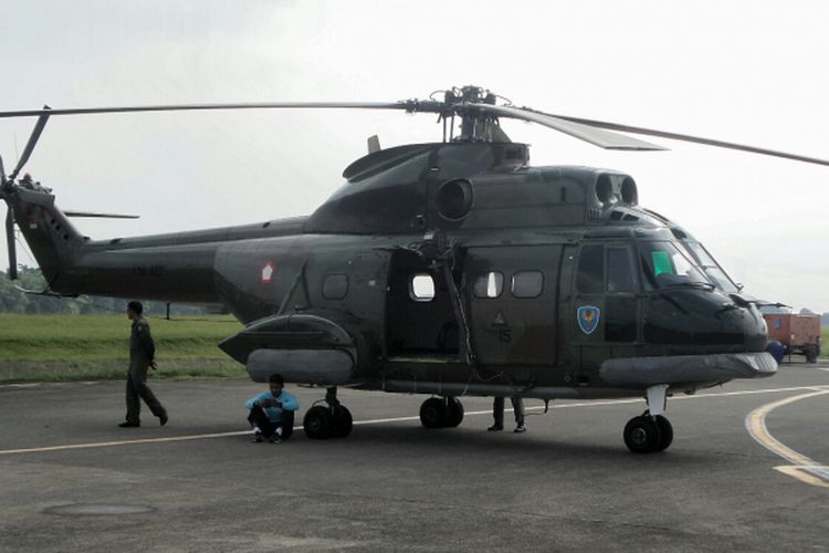 Helikopter Super Puma TNI AU yang dipamerkan saat Dirgantara Expo 2017 di Lanud Halim Perdanakusuma, Jakarta Timur, Kamis (20/4/2017).  