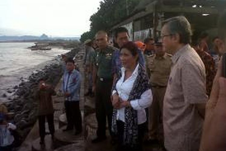 Menteri Kelautan Susi Pudjiastuti di Kampung nelayan, Kelurahan Malabero, Bengkulu