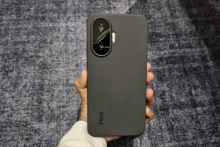 Poco F7 saat digunakan bersamaan dengan softcase. 