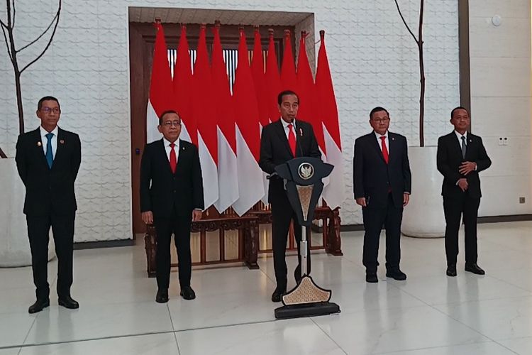 Presiden Joko Widodo saat memberikan keterangan pers di Lanud Halim Perdanakusuma, Jakarta Timur, Rabu (7/6/2023).