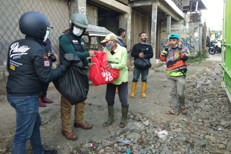 Gubernur Jawa Barat Ridwan Kamil saat membagikan sembako kepada pemetik teh di kawasan Pangalengan, Kabupaten Bandung, Rabu (21/7/2021).