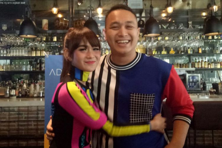 Gilang Dirga dan istrinya, Adiezty Fersa berpose saat ditemui pada jumpa pers peluncuran single Kini (Aku Bebas) di kawasan Kemang, Jakarta Selatan, Senin (18/9/2017).