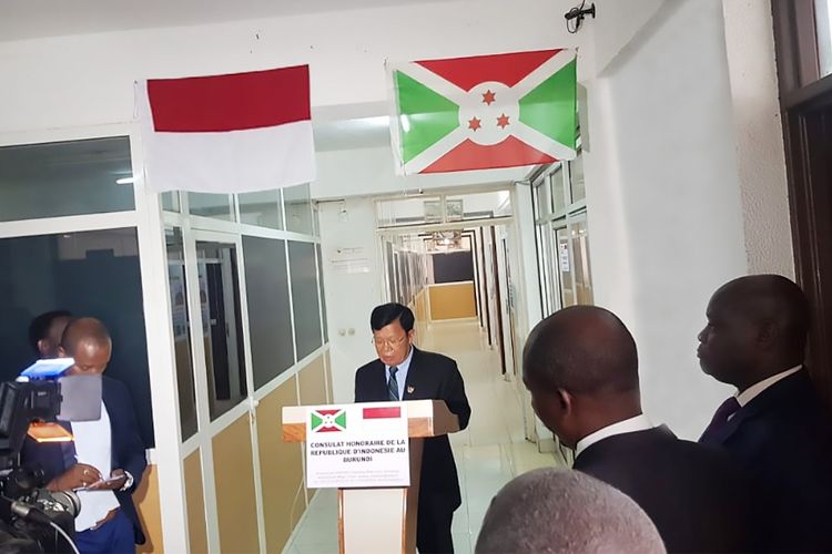 Dubes Republik Indonesia, Dar es Salaam, melantik Konsul kehormatan (Konhor) RI di Burundi melalui penyerahan surat kepercayaan Presiden RI, pada Senin (28/6/2021).
