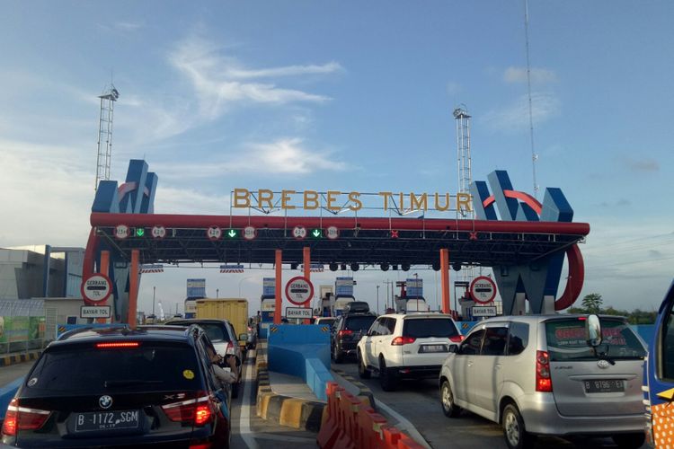 Gebang tol Brebes Timur atau yang dikenal dengan Brexit, di tahun 2017 ini telah mengalami beberapa perbaikan, untuk menunjang arus mudik. Hingga Kamis, (15/6/2017) kondisinya semakin baik dengan penambahan beberapa loket, bahkan dengan fasilitas GTO.