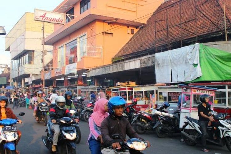 Anda bisa menikmati kuliner dengan suasana perkotaan malam Bogor di kawasan Jalan Veteran.