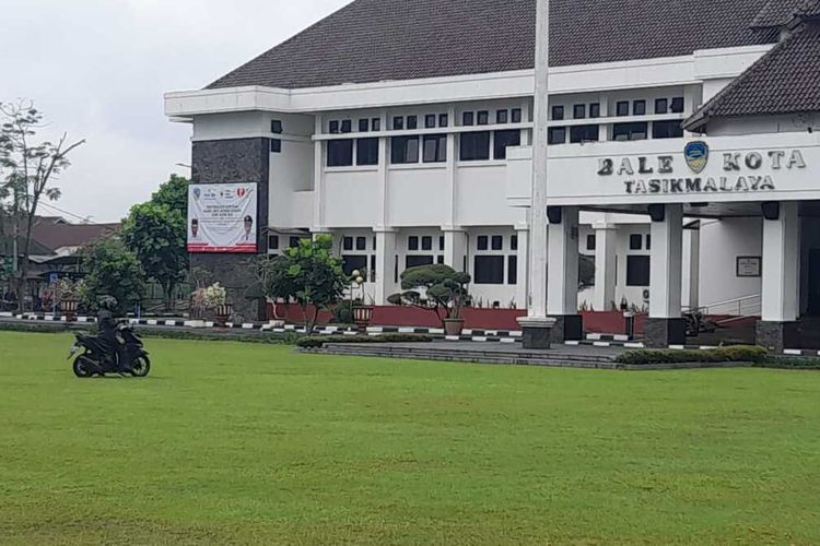 Bale Kota Tasikmalaya ditutup sementara dari kunjungan umum selama sepekan usai Plt Wali Kota Tasikmalaya positif Covid-19, Kamis (24/6/2021).