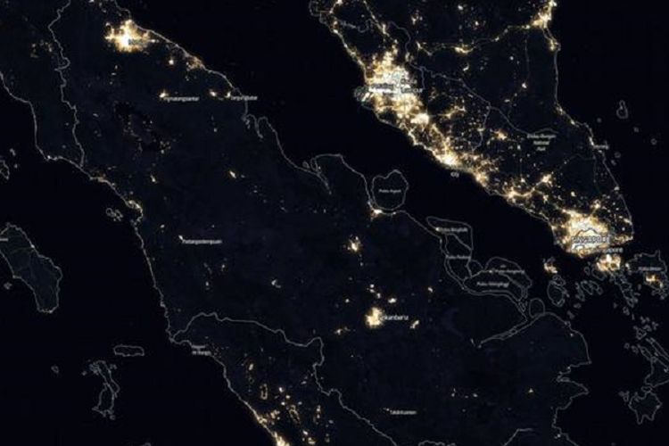 Citra satelit malam hari Pulau Sumatera, yang dirilis NASA. Bandingkan dengan Malaysia dan Singapura.