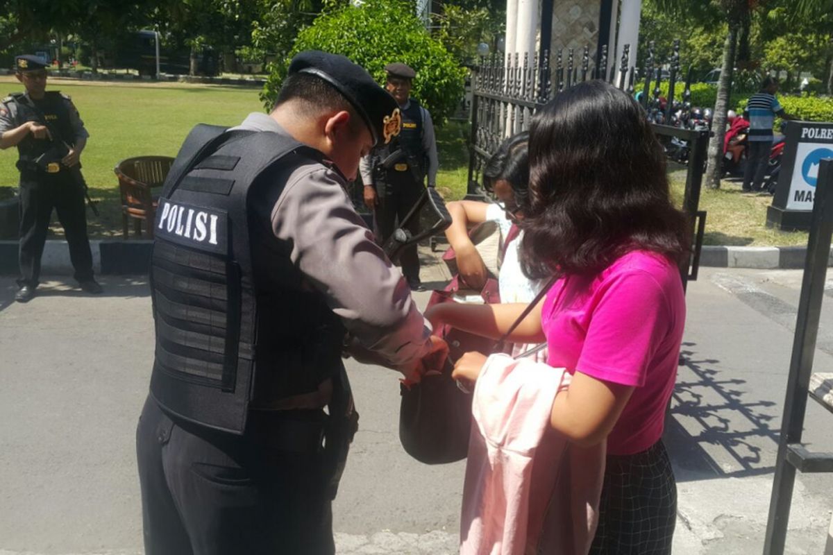 Aparat Sabhara Polresta Solo memeriksa tas tamu yang akan masuk di Mapolresta Solo, Senin ( 14/5/2018) siang. 