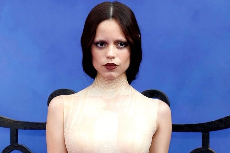 Jenna Ortega yang terlihat dalam tampilan Tired Makeup dan dikenal sebagai salah satu ikon dari tren tersebut.