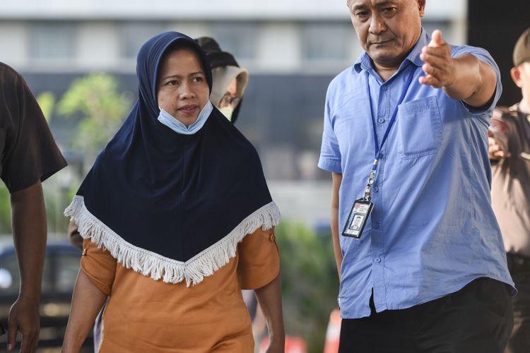 Hakim Pengadilan Tipikor Bengkulu, Dewi Suryana (kiri) digiring petugas ke gedung KPK, Jakarta, Kamis (7/9/2017). KPK mengamankan Suryana usai terjaring operasi tangkap tangan (OTT) di Bengkulu. ANTARA FOTO/Hafidz Mubarak A/ama/17