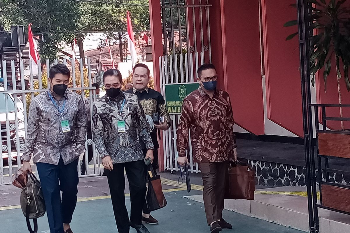 Kuasa Hukum dari terdakwa Julianto Eka Putra dalam dugaan kasus kekerasan seksual di Sekolah Selamat Pagi Indonesia (SPI) menuju ruang sidang di Pengadilan Negeri Malang Kelas IA pada Rabu (24/8/2022).