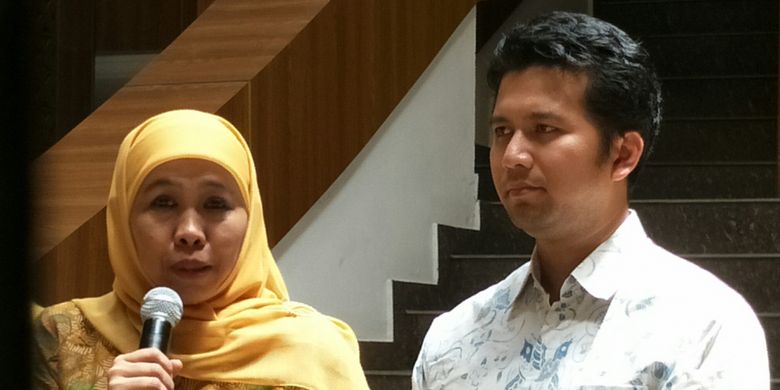 Menteri Sosial RI, Khofifah Indar Parawansa (kiri) berharap dukungan yang diberikan DPP Golkar kepada dirinya dan Bupati Trenggalek Emil Dardak (kanan) akan mempermudah langkahnya memenangkan pemilihan gubernur Jawa Timur 2018. Jakarta, Rabu (22/11/2017). 