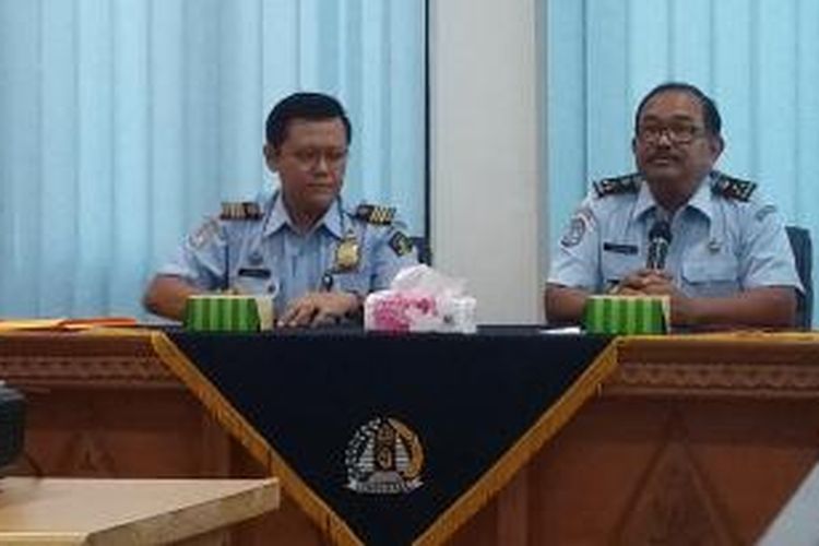 Kepala Imigrasi Ngurah Rai, Yosep Renung Widodo (kanan) dan Humas Imigrasi Ngurah Rai, Danny Ariana. 