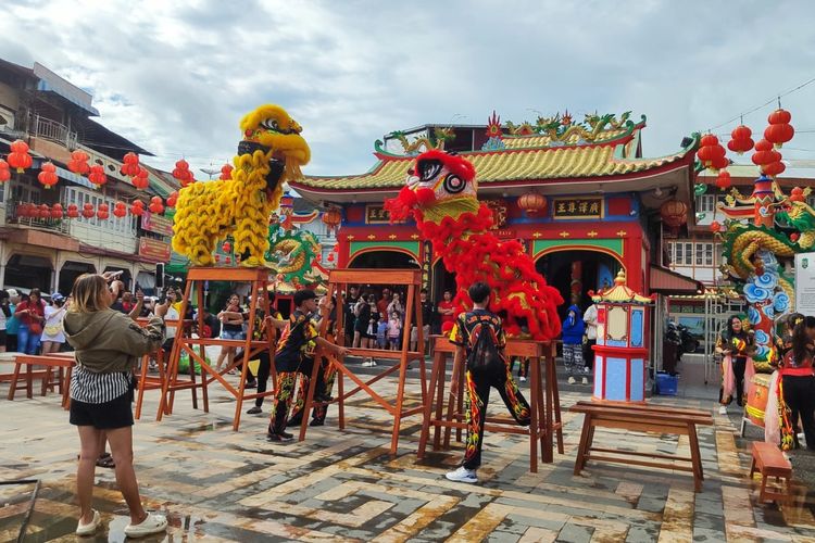 Barongsai berlatih didepan Kelenteng Tri Dharma Bumiraya Singkawang 