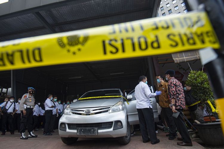 Dua komisioner Komnas HAM Beka Ulung Hapsara (kedua kanan), dan Aminudin (kanan) berbicara dengan polisi di sela pemeriksaan tiga mobil yang dikendarai polisi dan enam laskar FPI dalam kasus penembakan anggota FPI di Polda Metro Jaya, Jakarta, Senin (21/12/2020). Setelah pemeriksaan terhadap tiga mobil yang digunakan saat kasus penembakan anggota FPI di Tol Jakarta-Cikampek KM 50 tersebut, Komnas HAM akan menindaklanjuti hasil balistik, siapa saja yang menembak, dan cek darah dari anggota FPI.  ANTARA FOTO/Aditya Pradana Putra/aww.
 