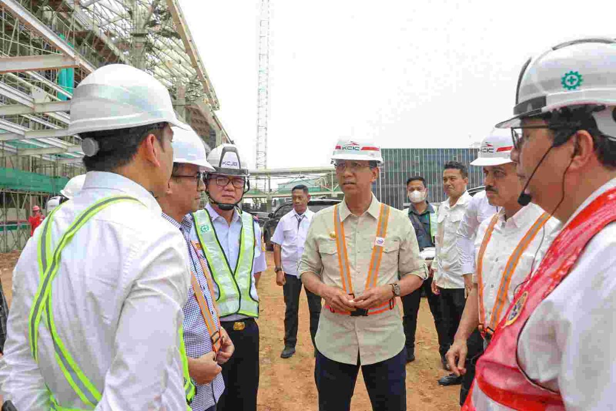 Penjabat (Pj) Gubernur DKI Jakarta Heru Budi Hartono saat meninjau Stasiun Integrasi Lintas Raya Terpadu (LRT) Halim, Makassar, Jakarta Timur, pada Kamis (23/3/2023). Dalam peninjauan itu, Heru mendampingi Menteri Perhubungan (Menhub) Budi Karya Sumadi.