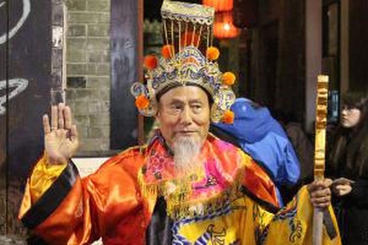 Seorang seniman Tiongkok di pasar malam Xi'an, Tiongkok.