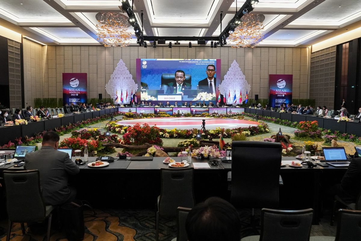 Menteri Investasi Bahlil Lahadalia pimpin rapat  ASEAN Investment Area (AIA)  Council di Semarang, Jawa Tengah, pada Sabtu (19/8/2023).