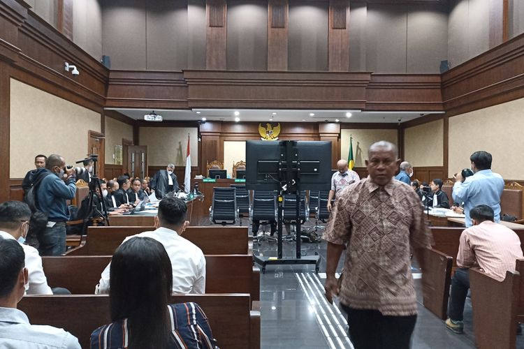 Mantan Kepala Subbagian Pertanahan dan Kependudukan Sekretariat Daerah (Sekda) Kabupaten Indragiri Hulu, Riau, Raja Fahrurazi usai memberikan kesaksian dalam sidang dugaan korupsi Surya Darmadi di Pengadilan Tindak Pidana Korupsi (Tipikor) Jakarta Pusat, Senin (17/10/2022).