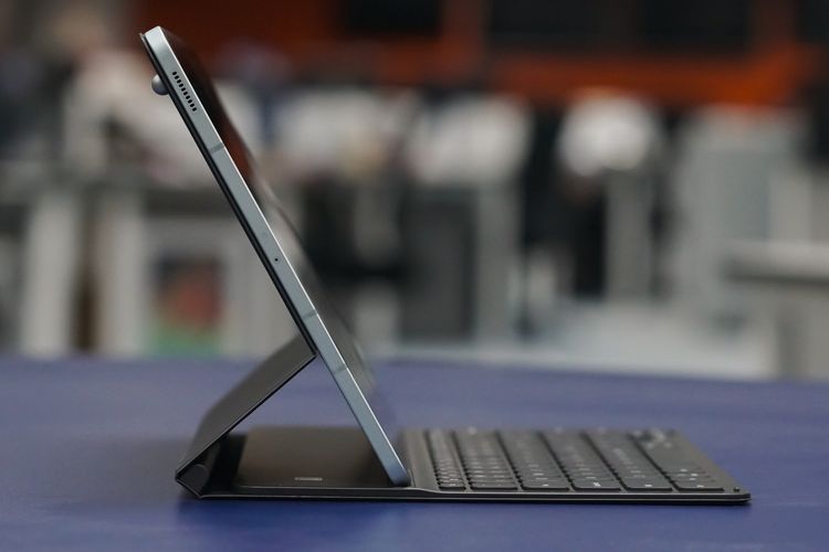 Book Cover Keyboard Slim menopang layar Galaxy Tab S7 FE 5G dengan kemiringan 60 derajat

