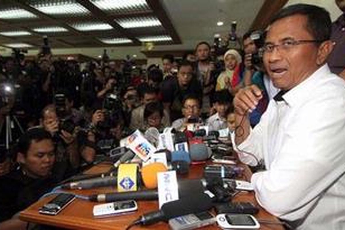 Menteri Negara BUMN, Dahlan Iskan (kanan), melakukan konferensi pers usai dimintai keterangan oleh Badan Kehormatan DPR RI, di Gedung Parlemen, Senayan, Jakarta, Senin (5/11/2012). Dahlan dimintai keterangan terkait pernyataannya tentang dugaan pemerasan BUMN oleh oknum anggota DPR.  