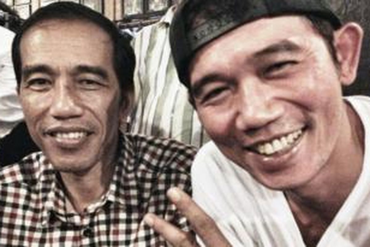 Joko Widodo atau Jokowi bersama vokalis rap Marzuki Mohamad (kanan)